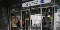 Дерево рухнуло на петербурженку возле станции метро «Горьковская»